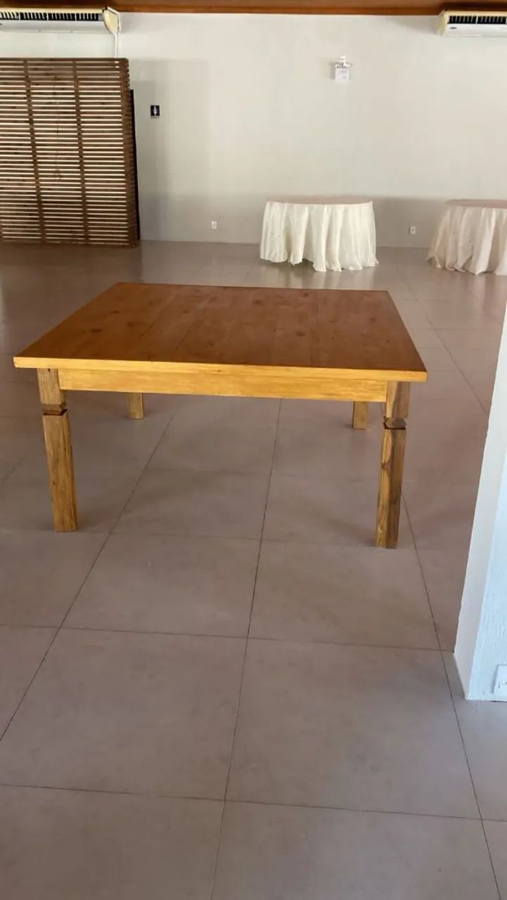 Mesa de madeira maciça