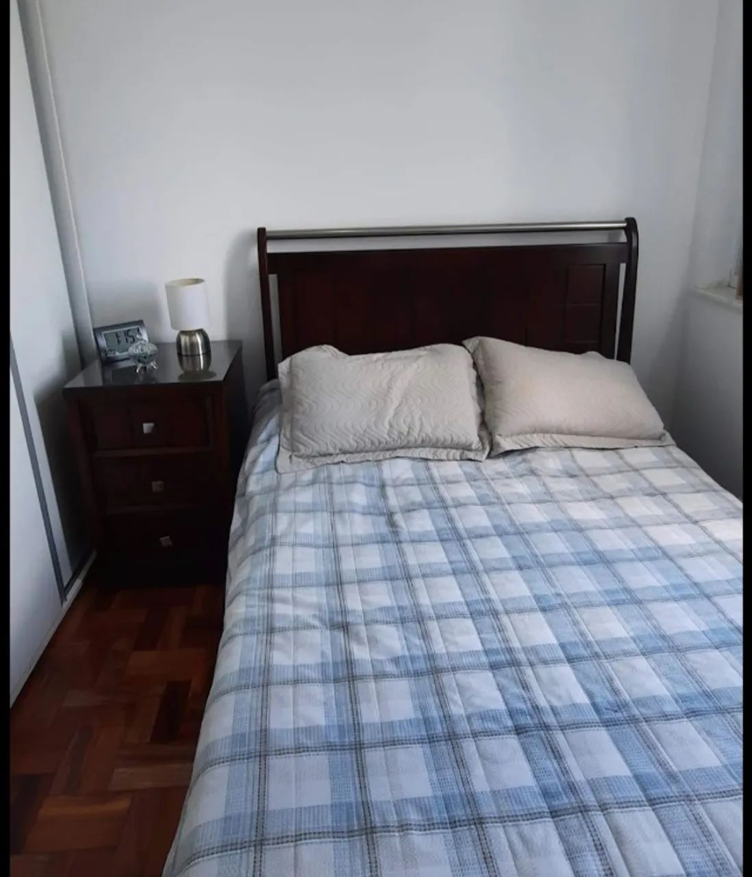 Conjunto cama de casal + 02 gaveteiro mesa de cabeceira  - Foto 4