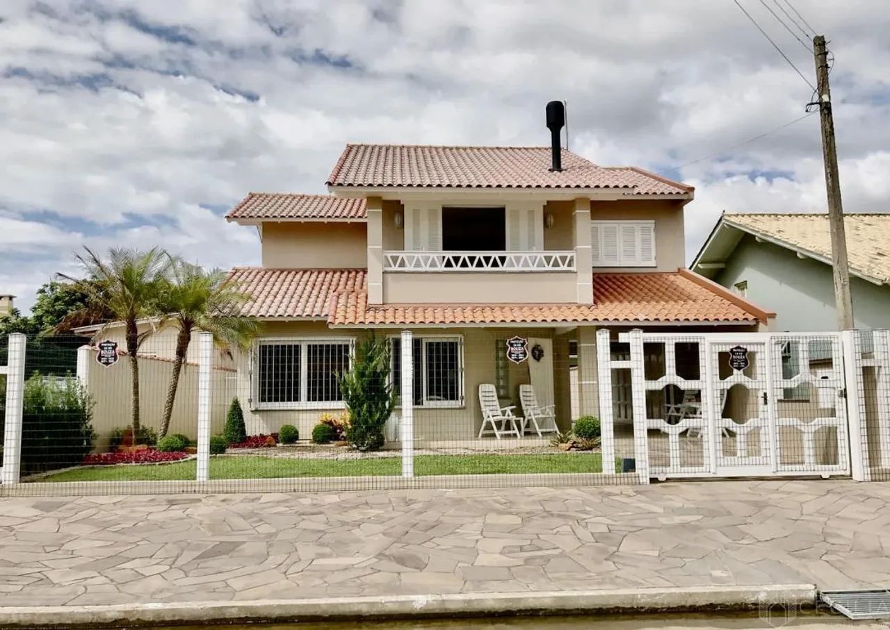 Casa Mobiliada com Piscina em Tramandaí - Venda/ 01 quadra do mar REF: 4745