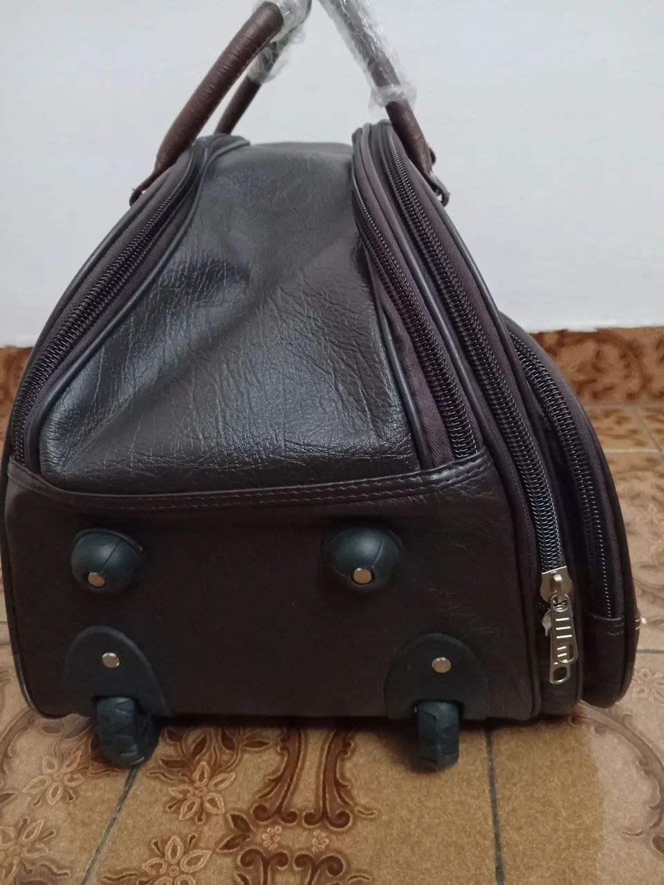 Linda bolsa de viagem com rodinhas couro sintético  - Foto 2