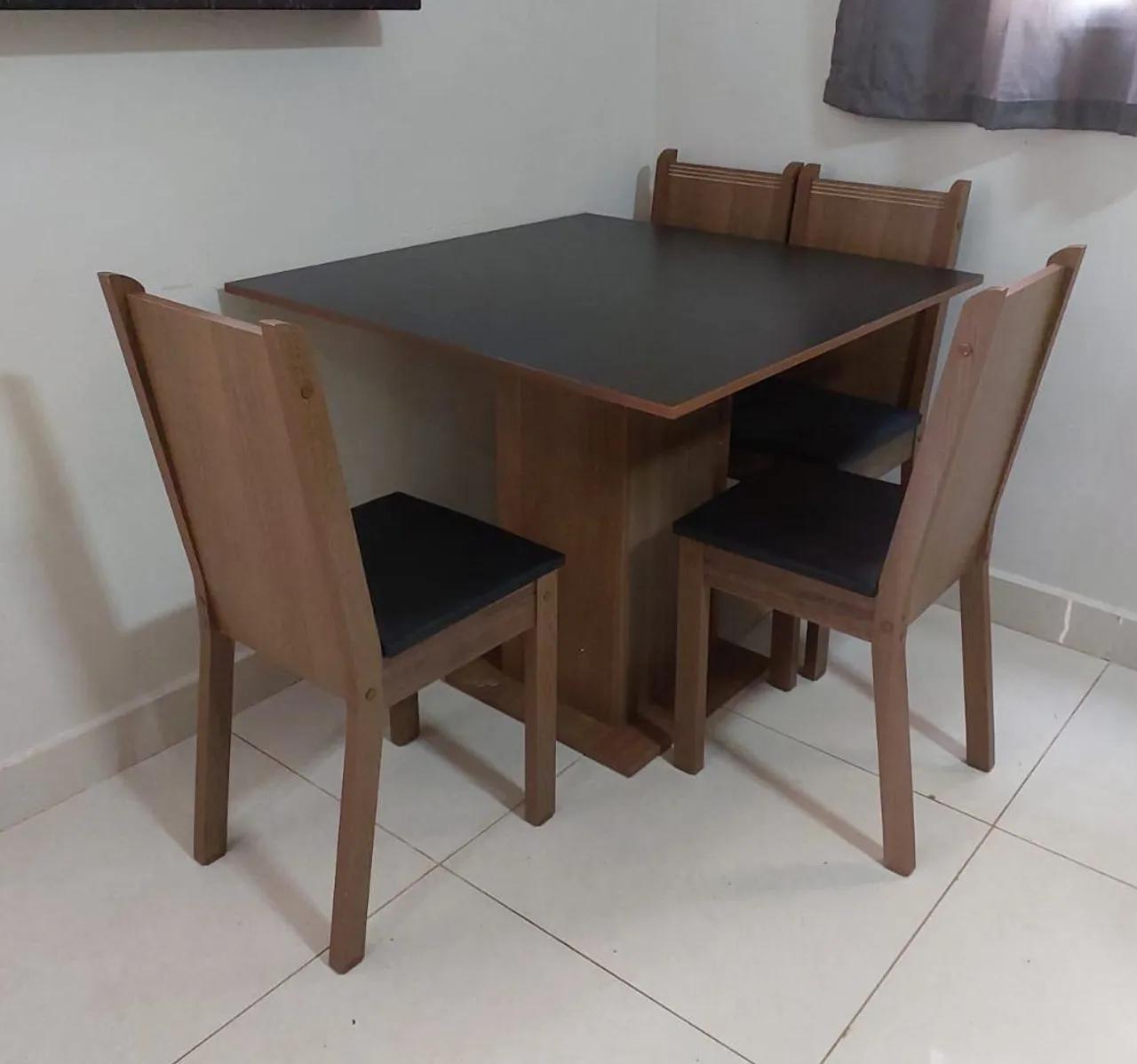 Mesa de Jantar com 4 Cadeiras - Excelente Estado<br>