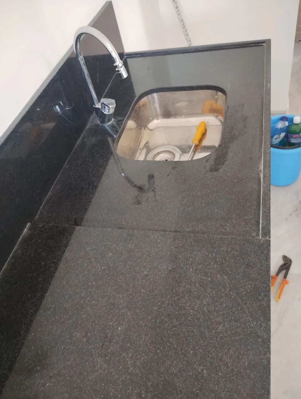 Pia de Granito Preta área seca e molhada + Cuba inox tramontina + torneira  - Foto 2