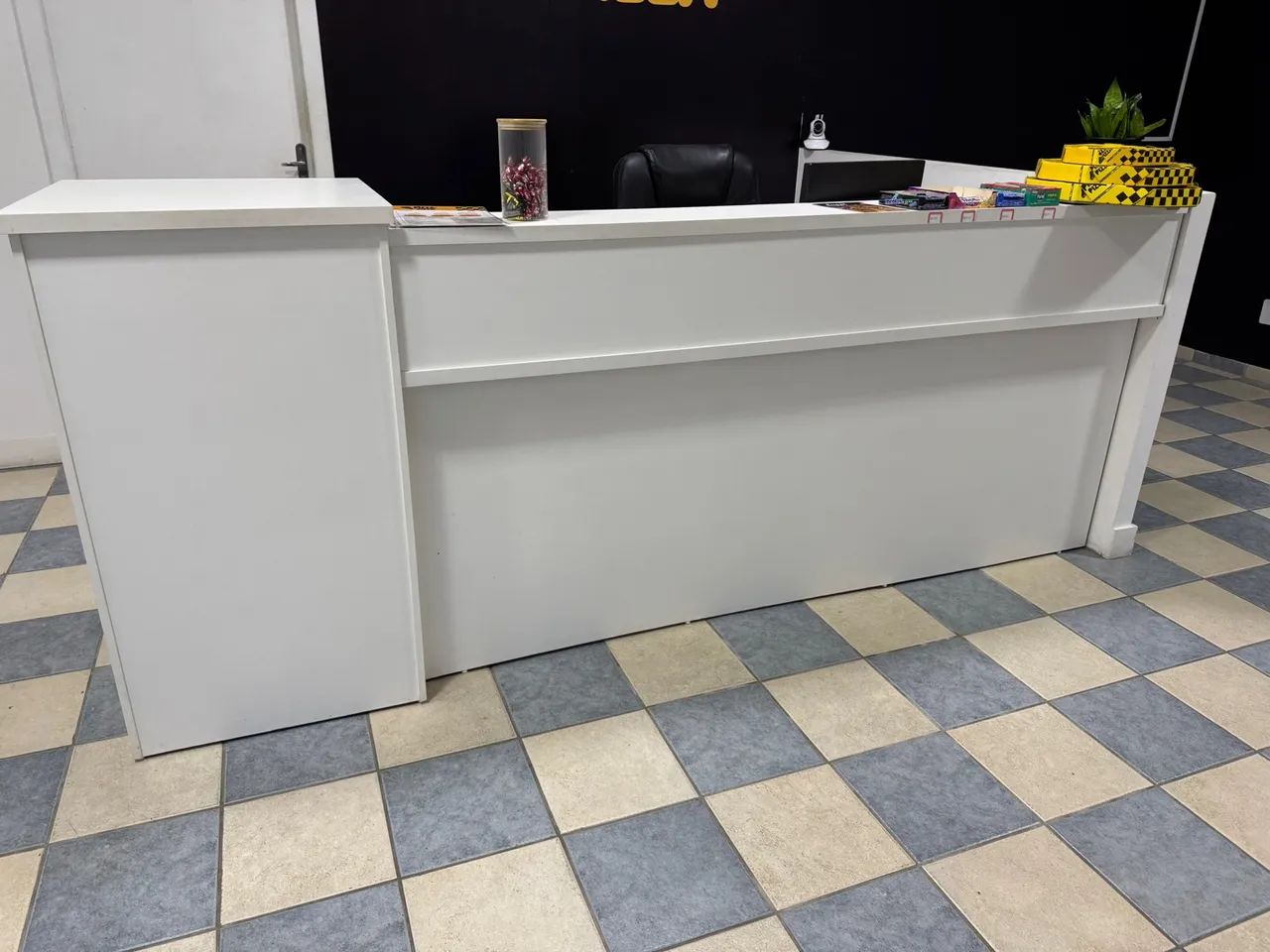 Balcão atendimento branco com Prateleiras - ótimo estado - Foto 5