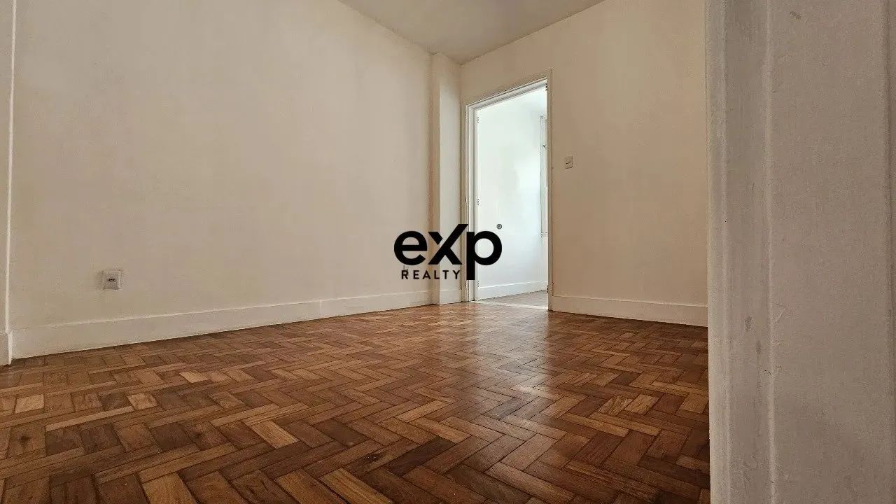 Apartamento Reformado com 3 Quartos à Venda na Quadra da Praia do Leme - Vista Livre, Anda