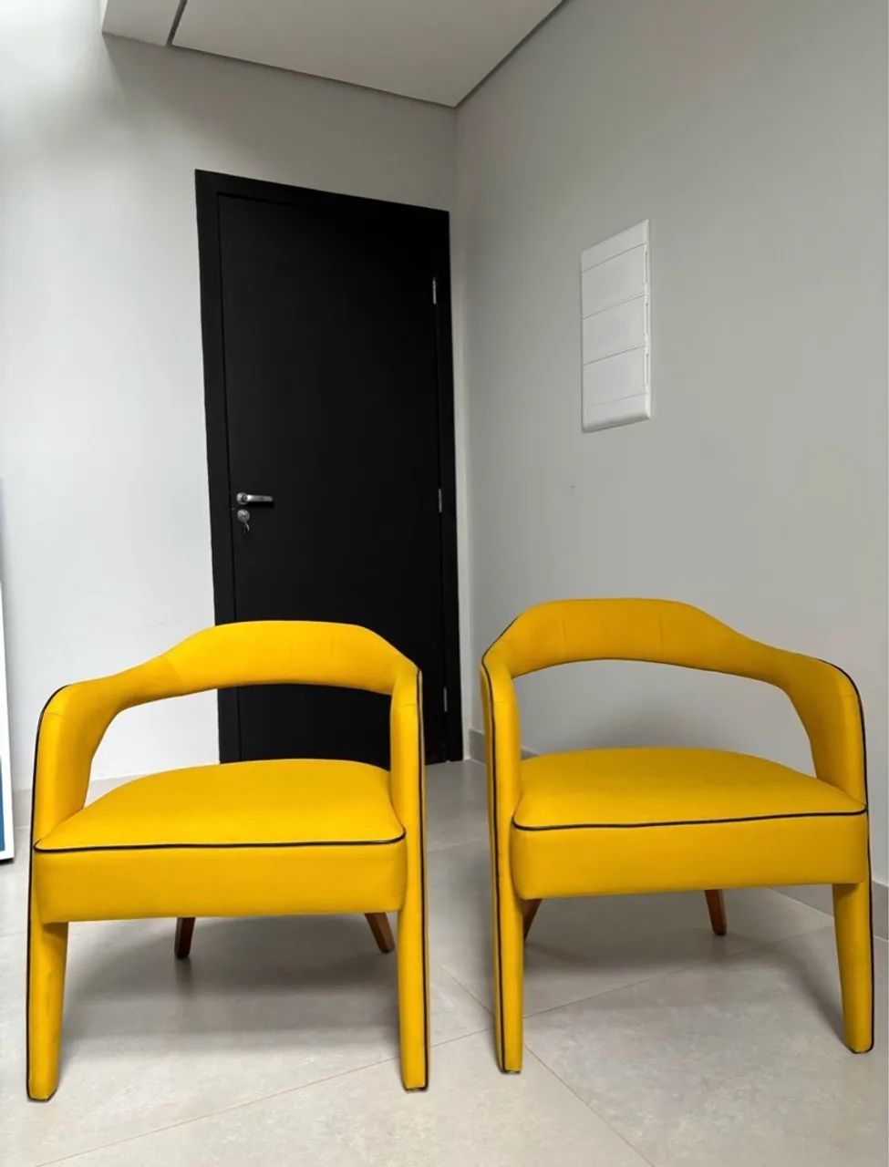 Poltronas Amarelas - Design Clássico - Foto 2
