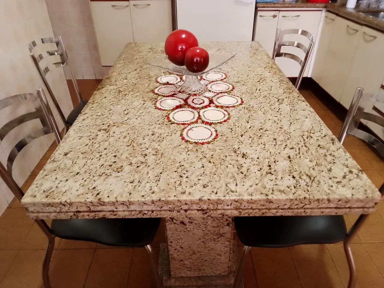 Mesa com tampo e pés de granito - usada - com 6 cadeiras - Foto 5