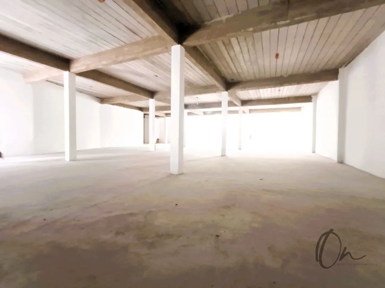 Galpão Comercial de Alto Padrão na Granja Viana: 3 banheiros, 10 vagas de garagem e 750m²  - Foto 4