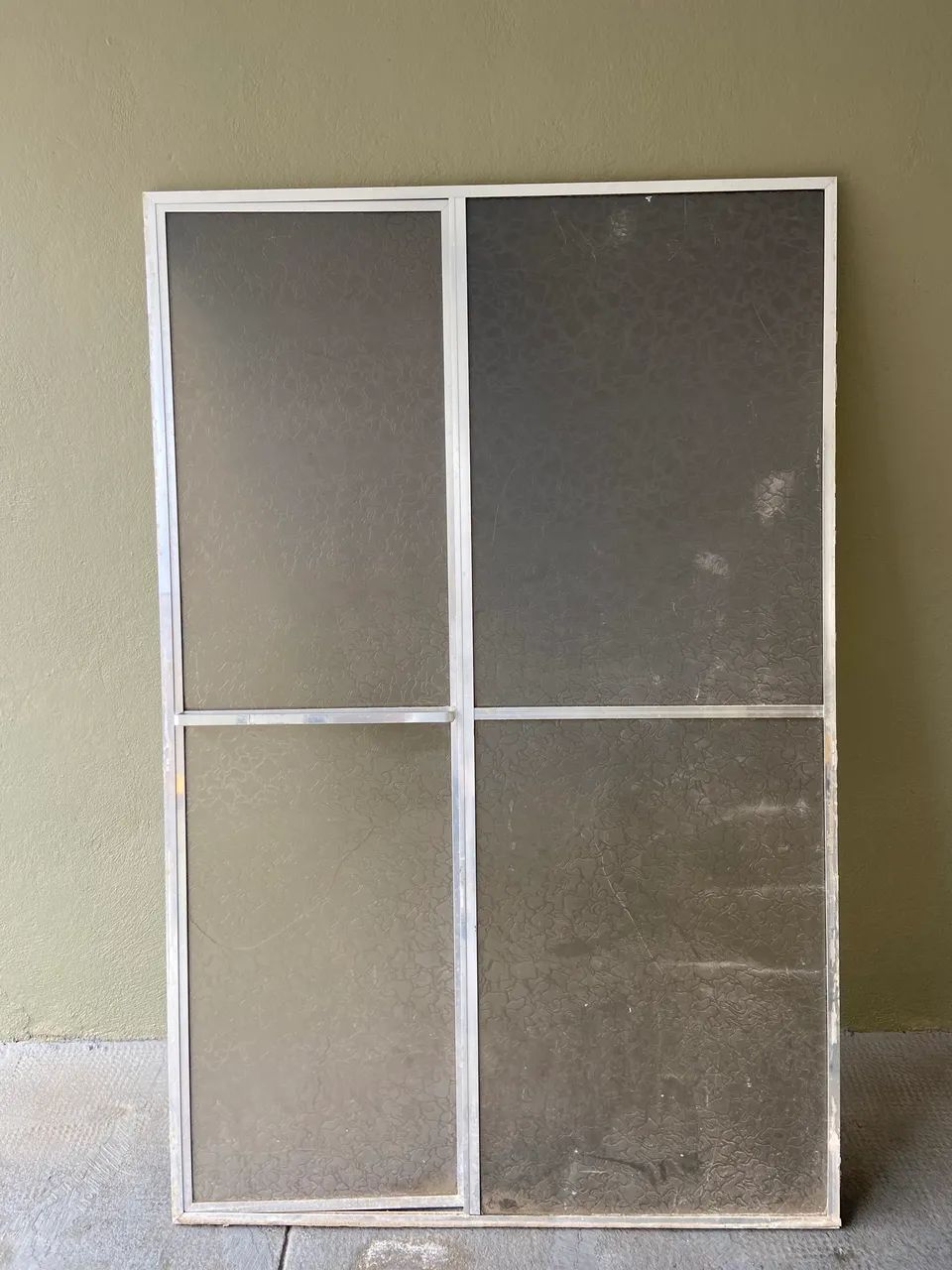 Box em acrílico com partes quebrada 