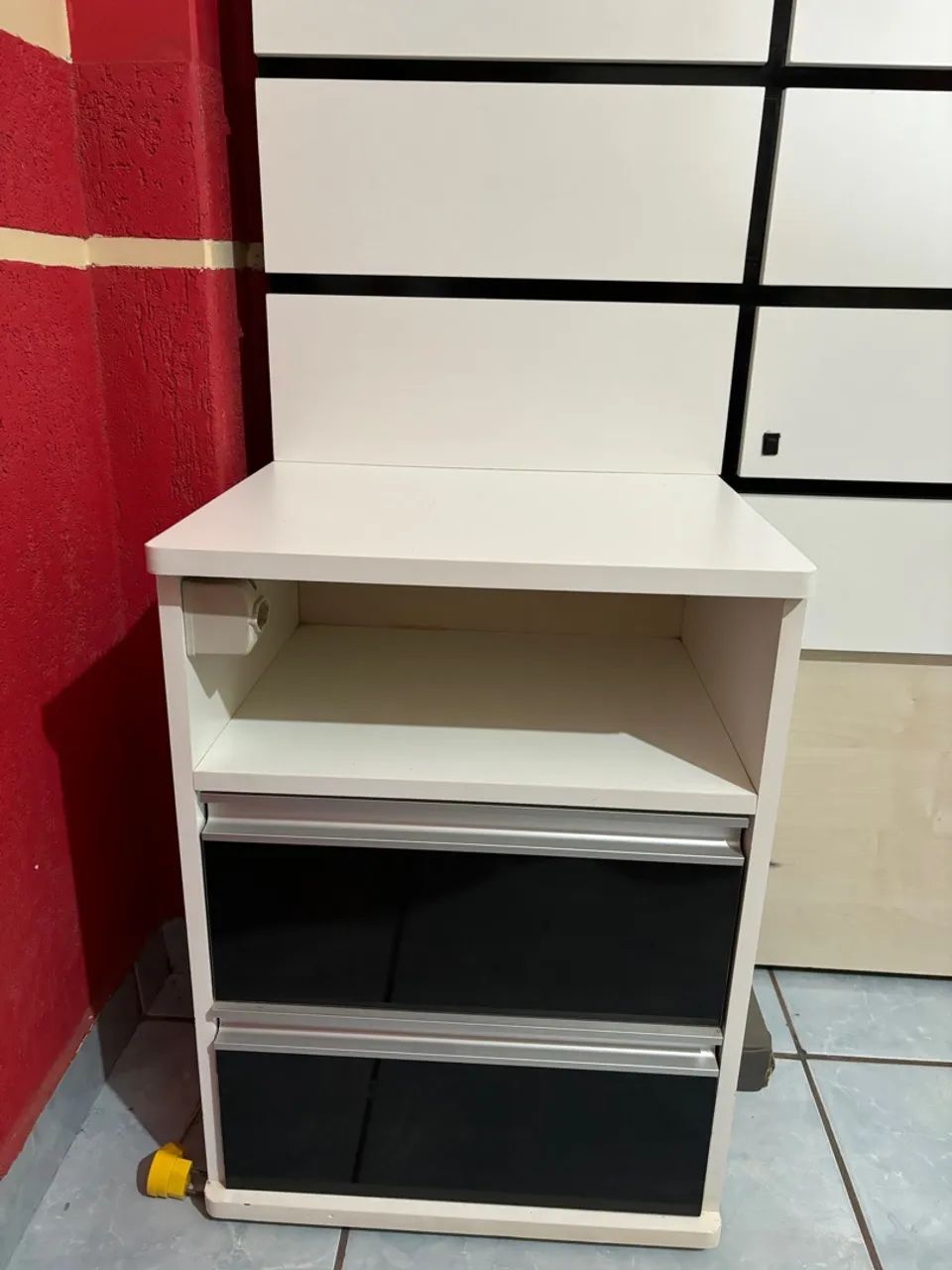 Cabeceira de cama com criados-mudos64962153416323121