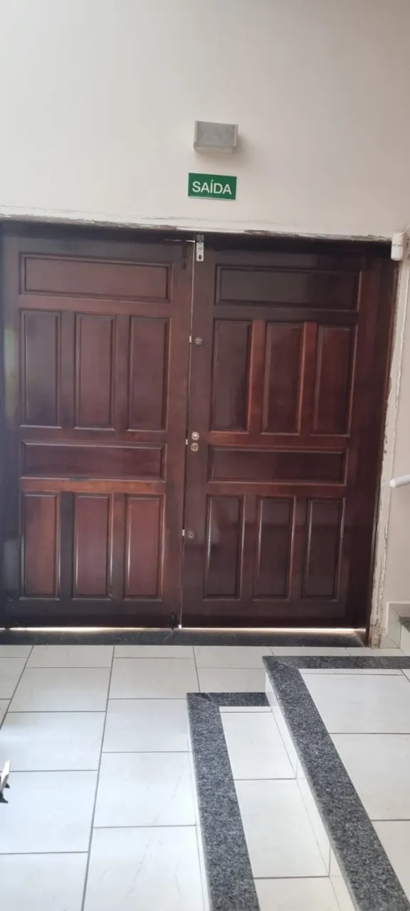 portal madeira maçiça com portas duplas de abrir