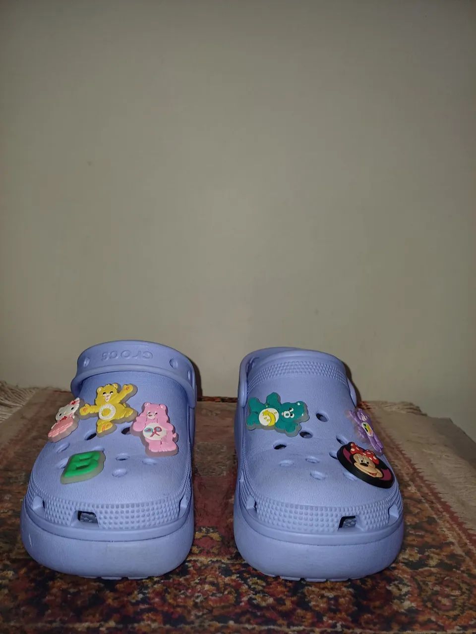 Crocs infantil feminino Lilás com ursinhos carinhoso e a Minie,  tam. J1= 32.