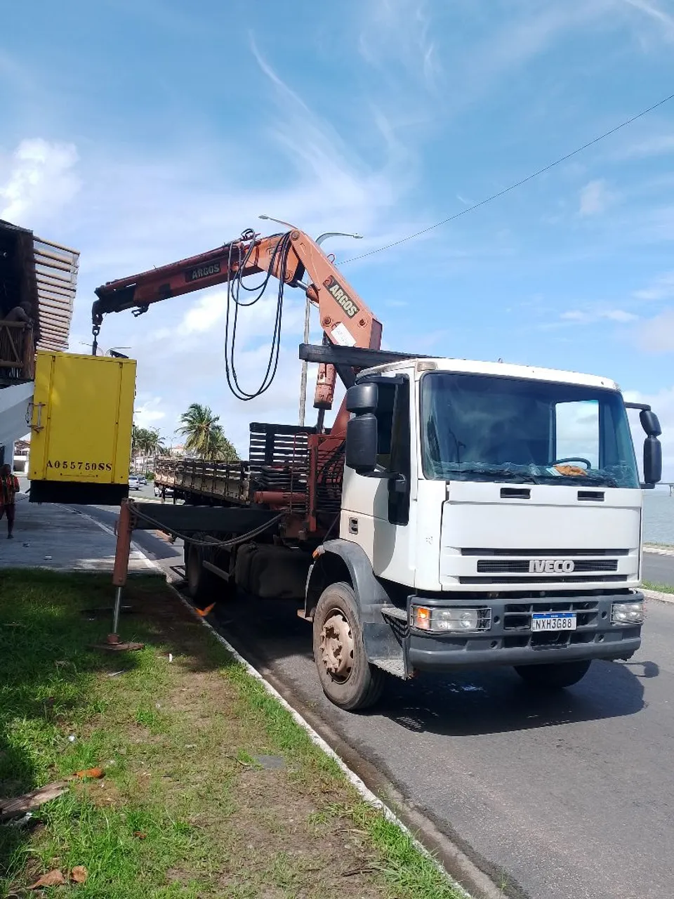 Alugo caminhão munck, faço transporte e içamento de carga.