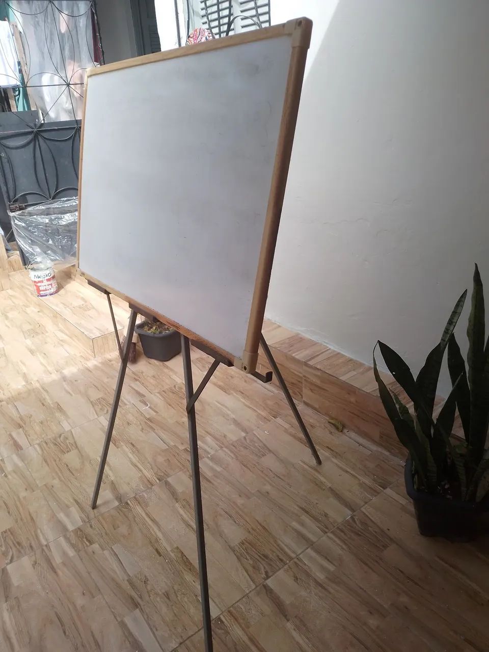 Cavalete de ferro e quadro 