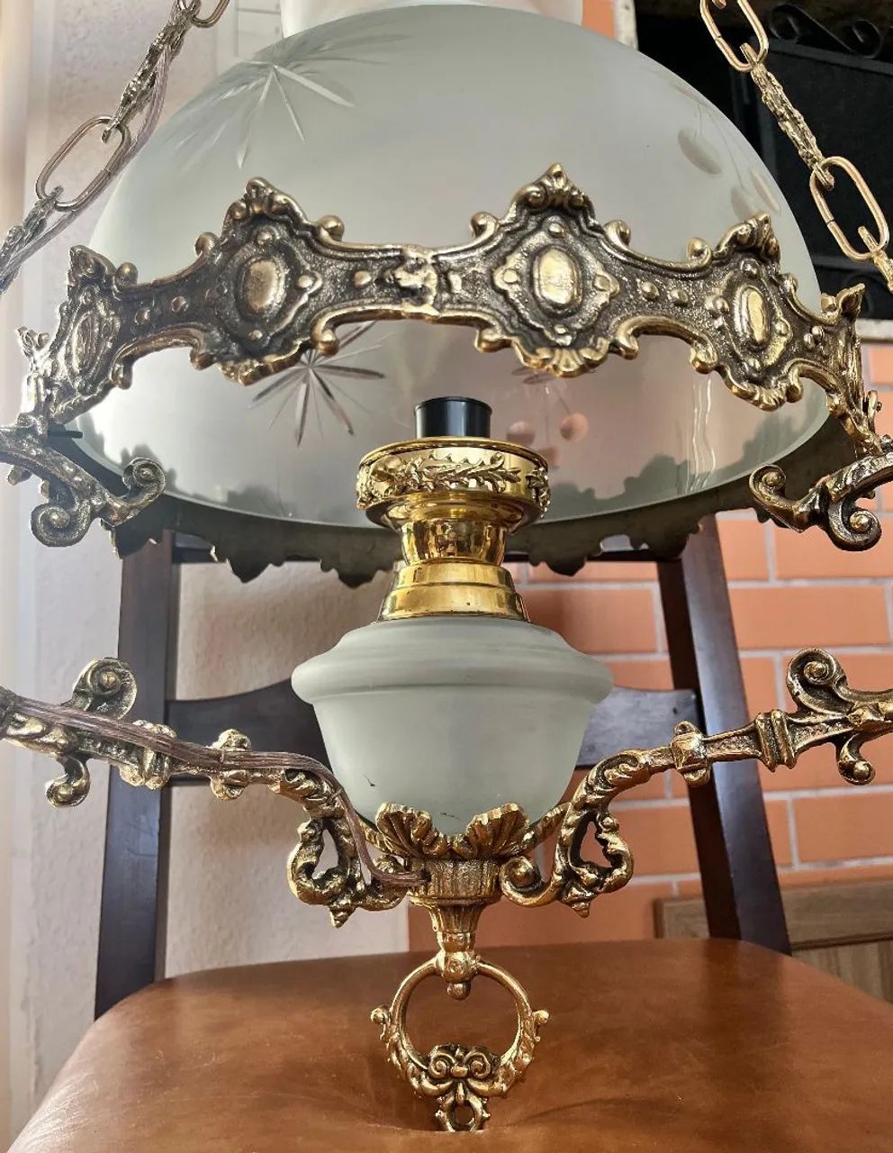 Lustre antigo em bronze maciço para uma lâmpada com cúpula fosca lapidada