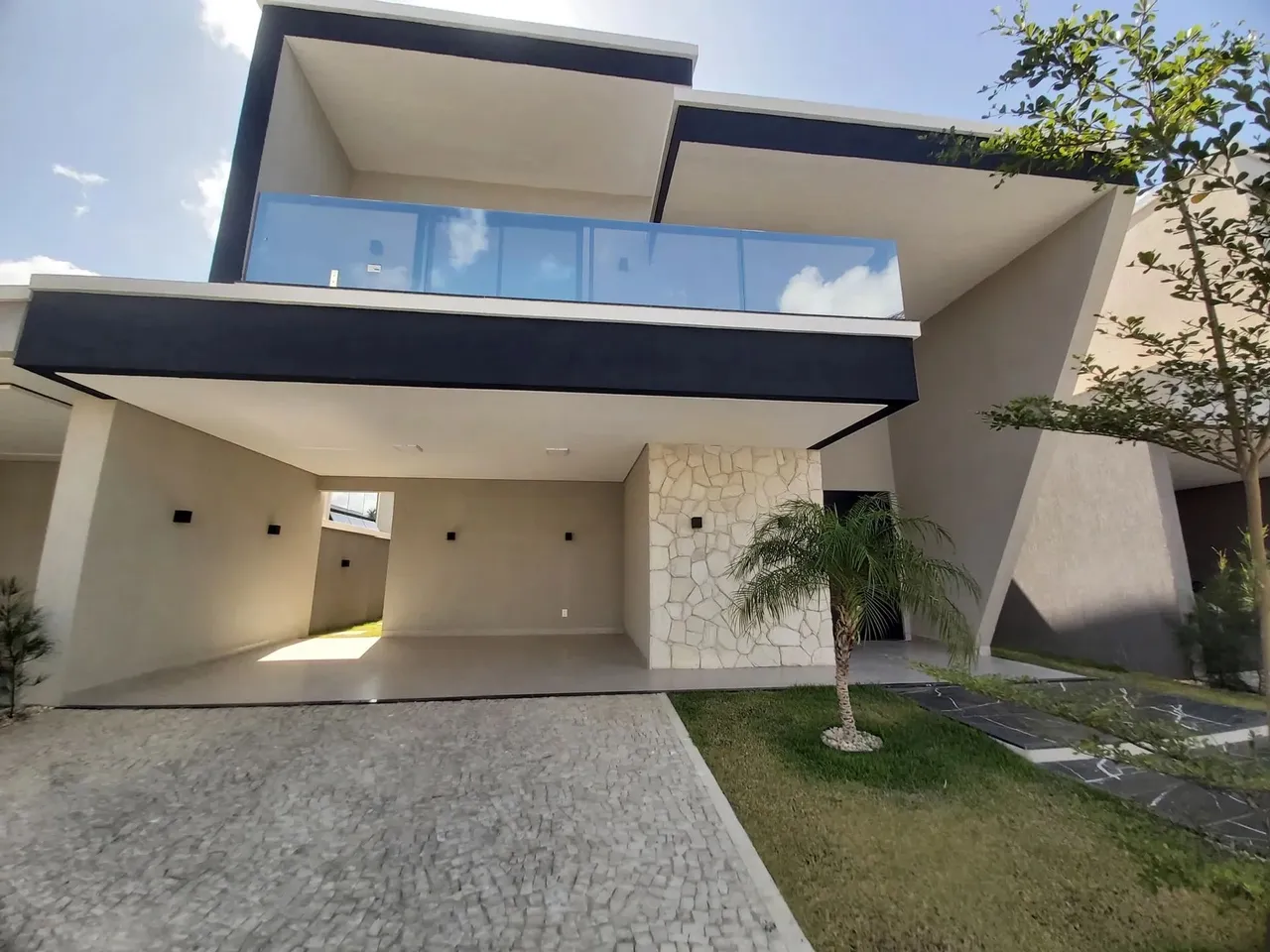 Casa Duplex em Condomínio no Eusébio - Jardins do Lago - 229m2 - 4 suítes - 4 vagas