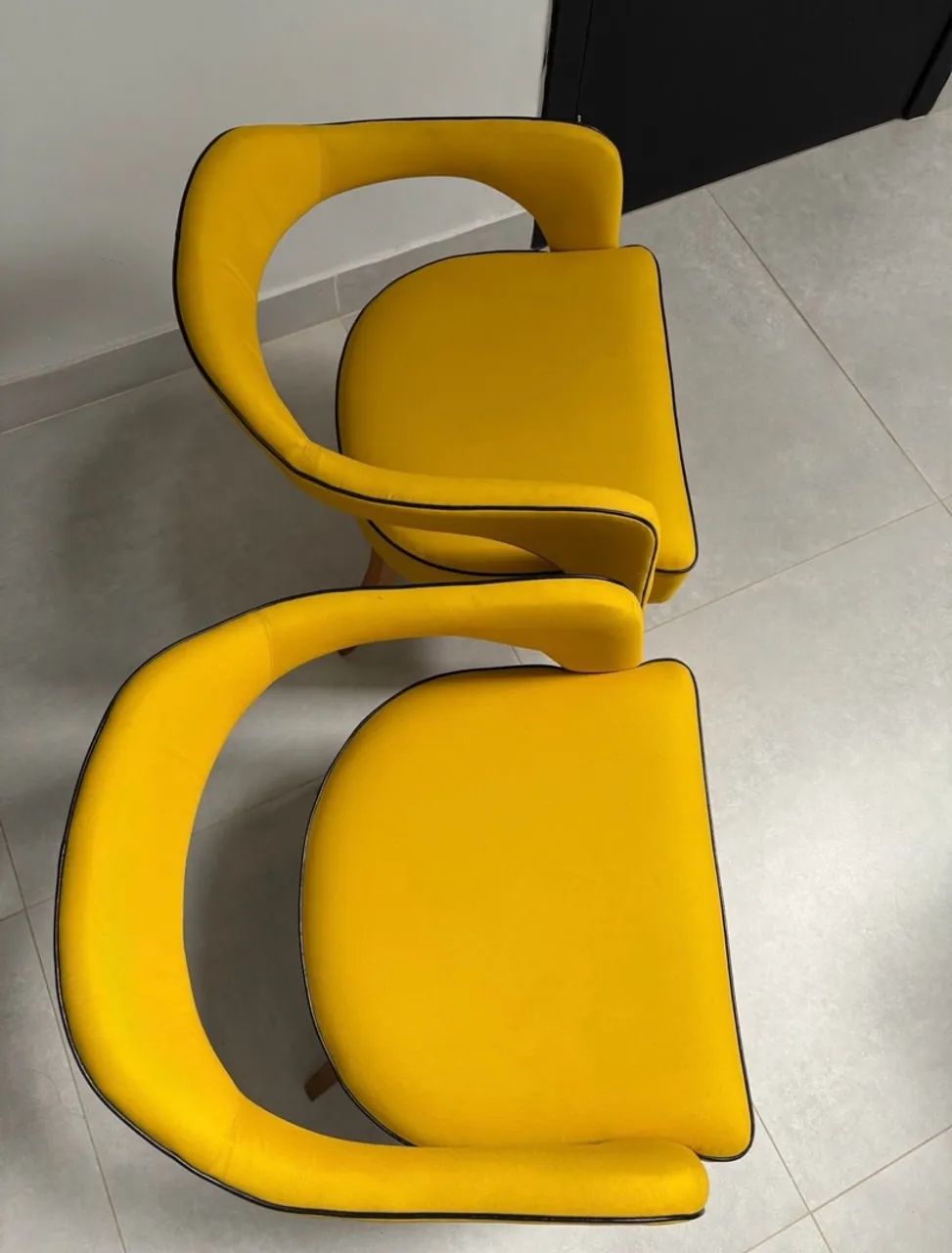 Poltronas Amarelas - Design Clássico