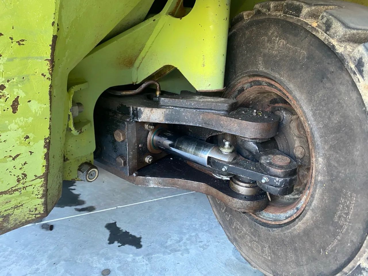 Vendo empilhadeira clark em boas condições  - Foto 6