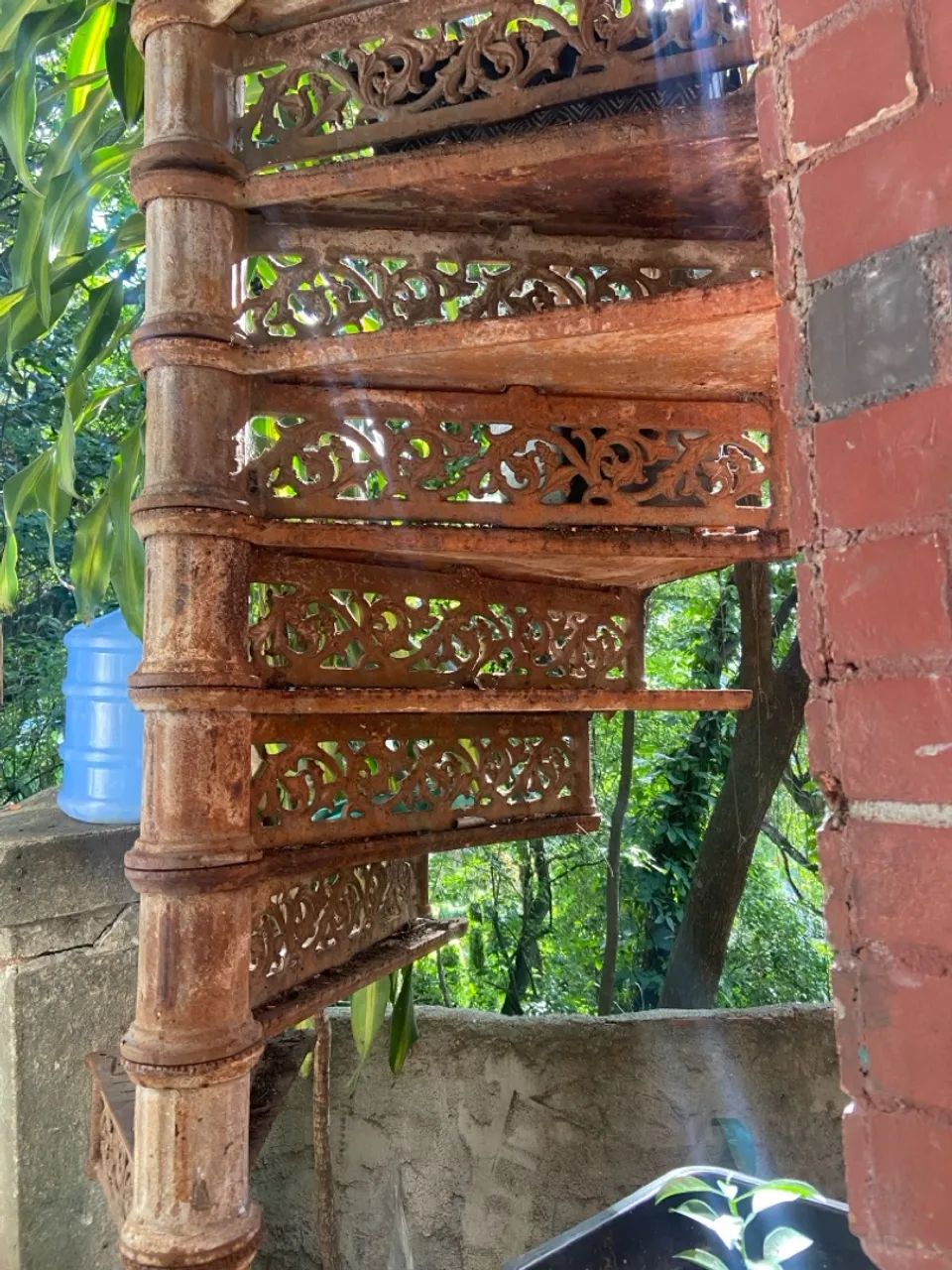 Escada de Ferro Antiga com Design Ornamental - Foto 2