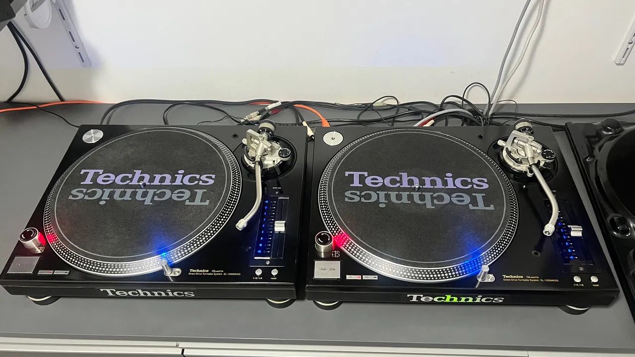 Par de Toca discos Technics SL-1200MK5G