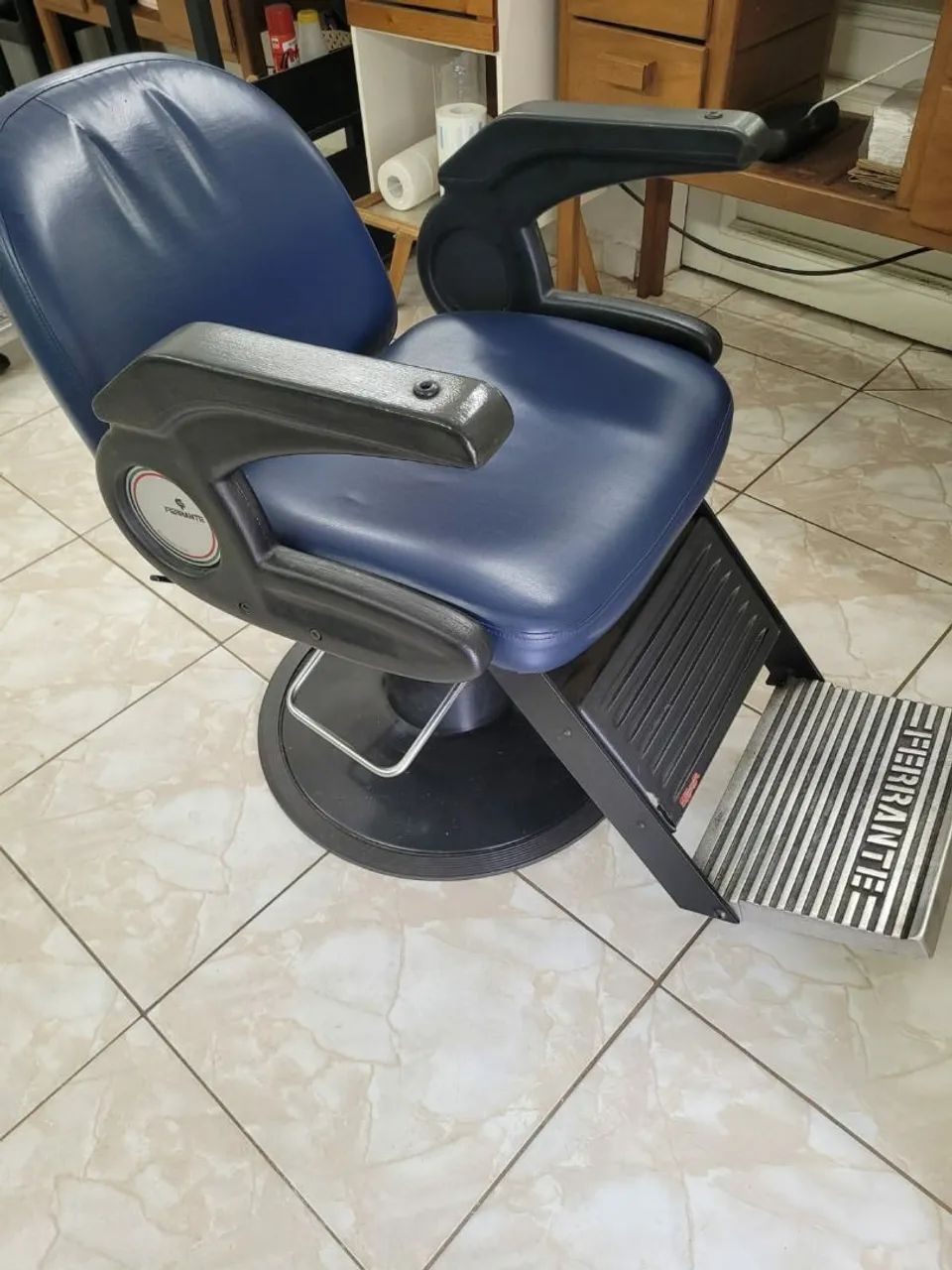 Cadeira de salão/barbearia Ferrante - Design antigo, conservada