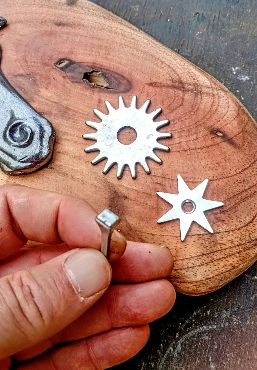 Cavalo com ferradura em base madeira nobre escultura country espora haras quarto milha - Foto 3