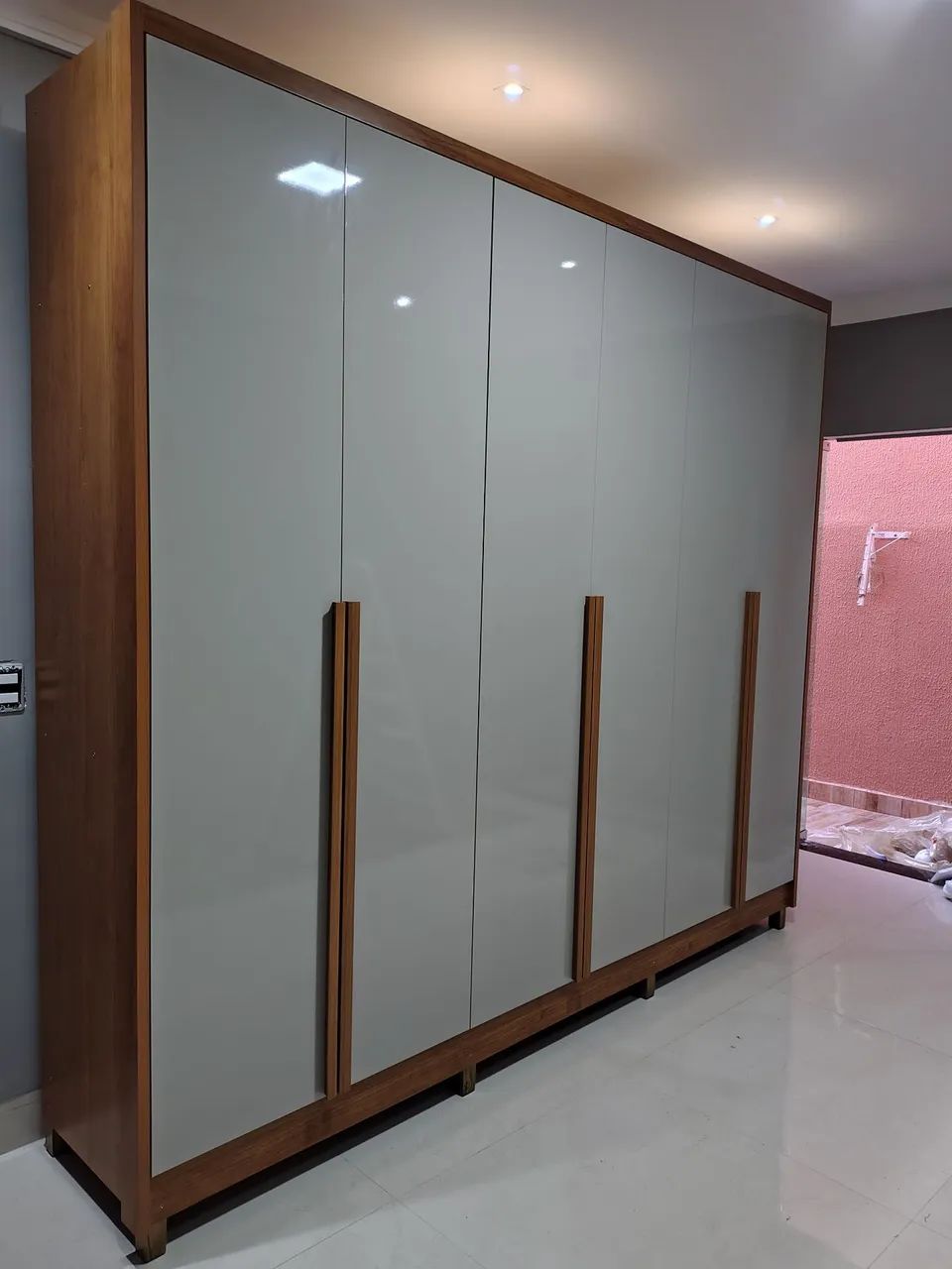 Guarda-Roupa Moderno com Design Elegante