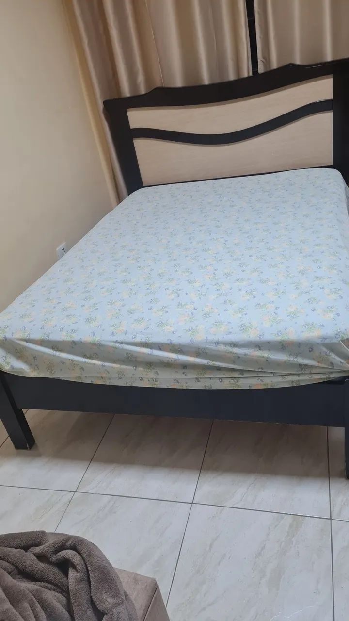 Cama de Casal com Cabeceira Elegante