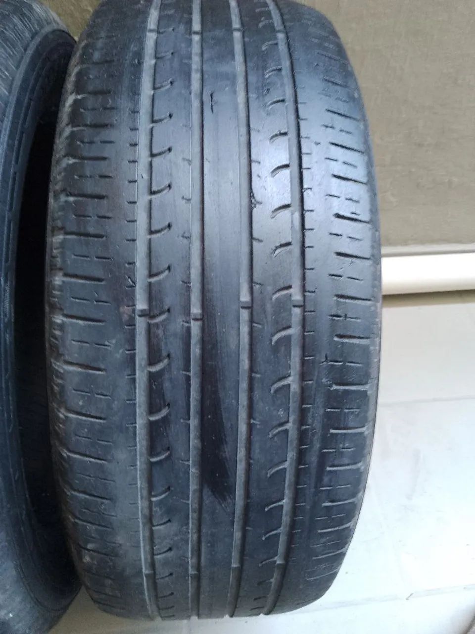 Pneu Goodyear 215x55 r17 par 300.00 - Foto 2