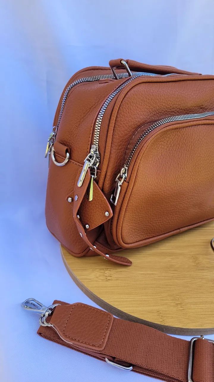 Bolsa média marrom com detalhes prateados e alça longa ajustável - Foto 2