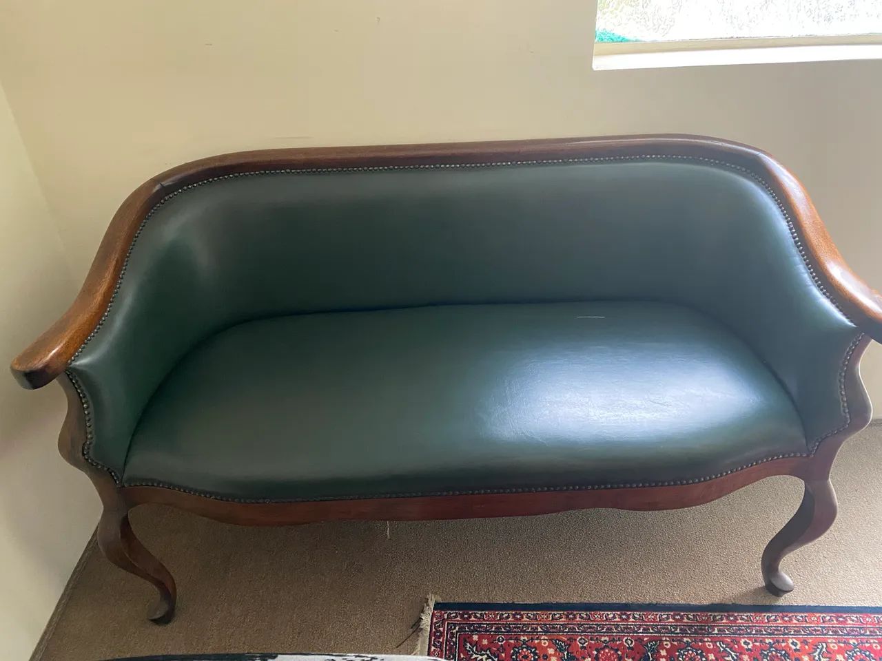 Conjunto 2 Sofás estilo Vitoriano revestido de couro verde.  - Foto 5
