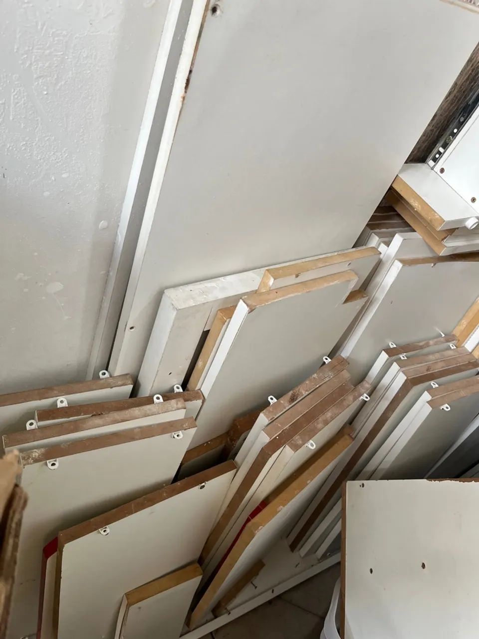 Prateleiras e restos de modulados 