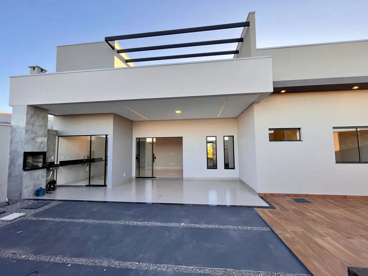 Casa nova na 1603 sul, com piscina.