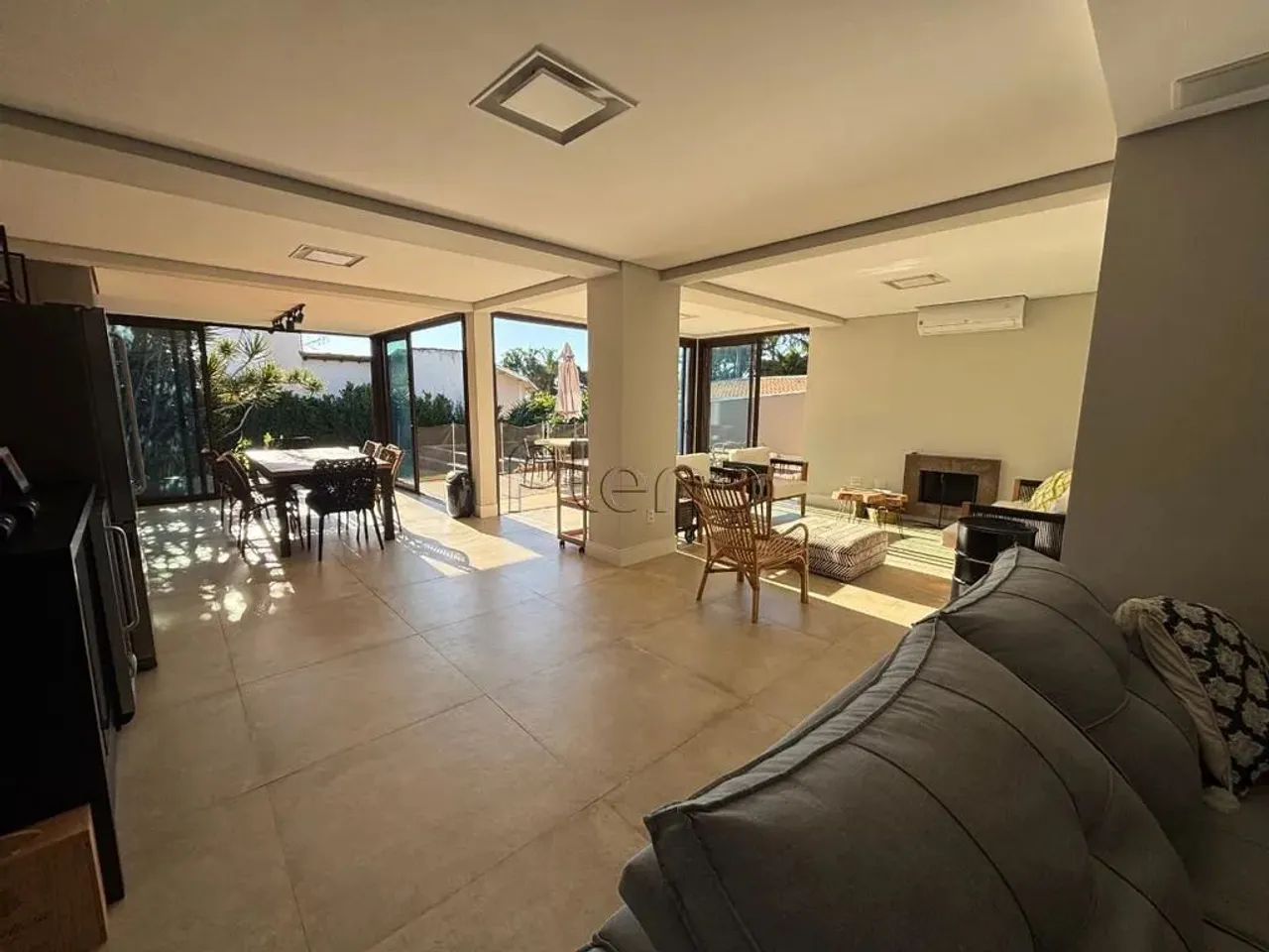 Sobrado à venda no Loteamento Caminhos de São Conrado, com 340 m²