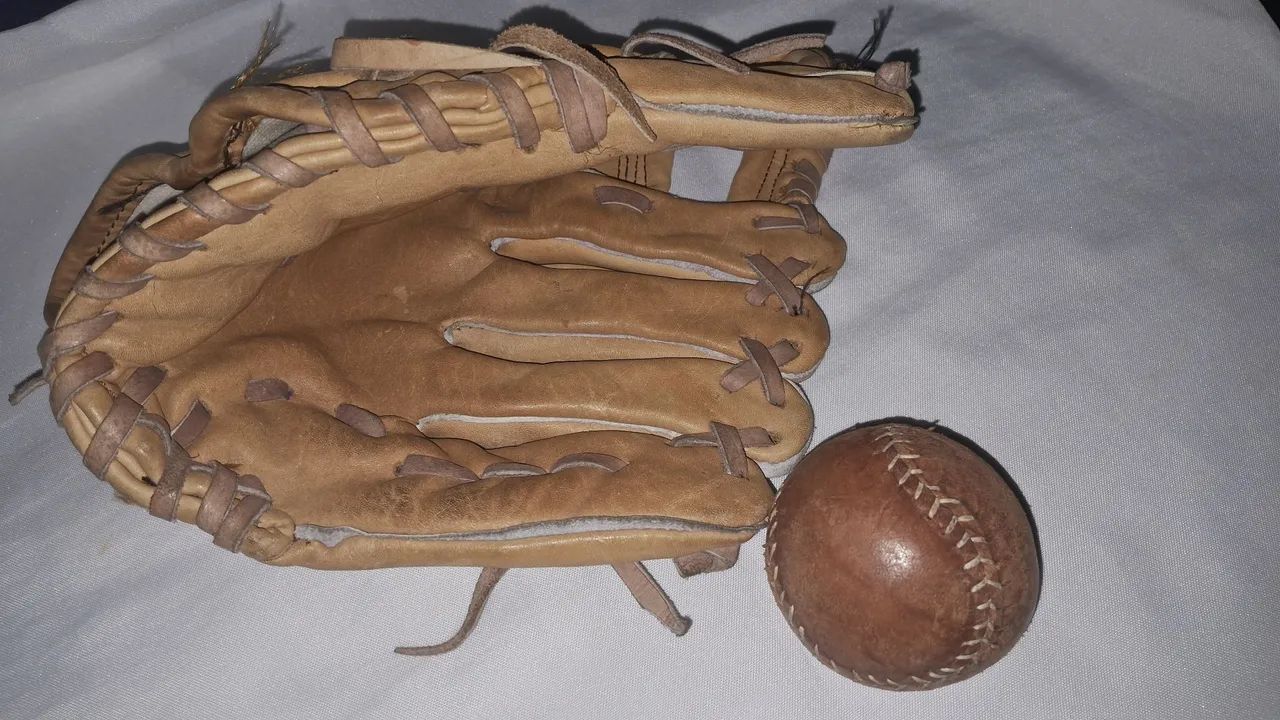 Luva de Beisebol e Bola de Beisebol de couro antiga.