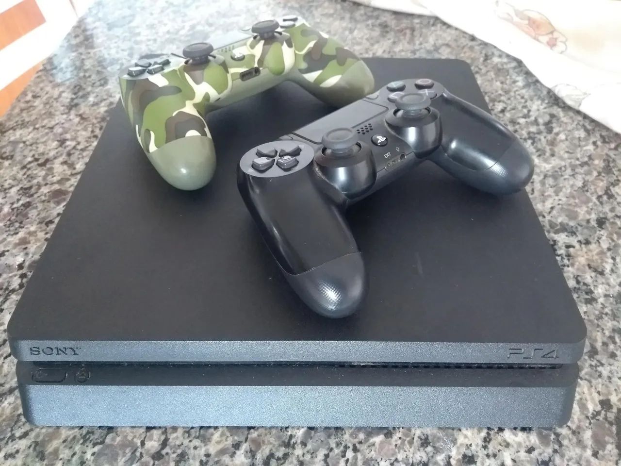 PS4 + controle camuflado + headset hyperx cloud stinger  todos itens na caixa e com manual - Foto 3