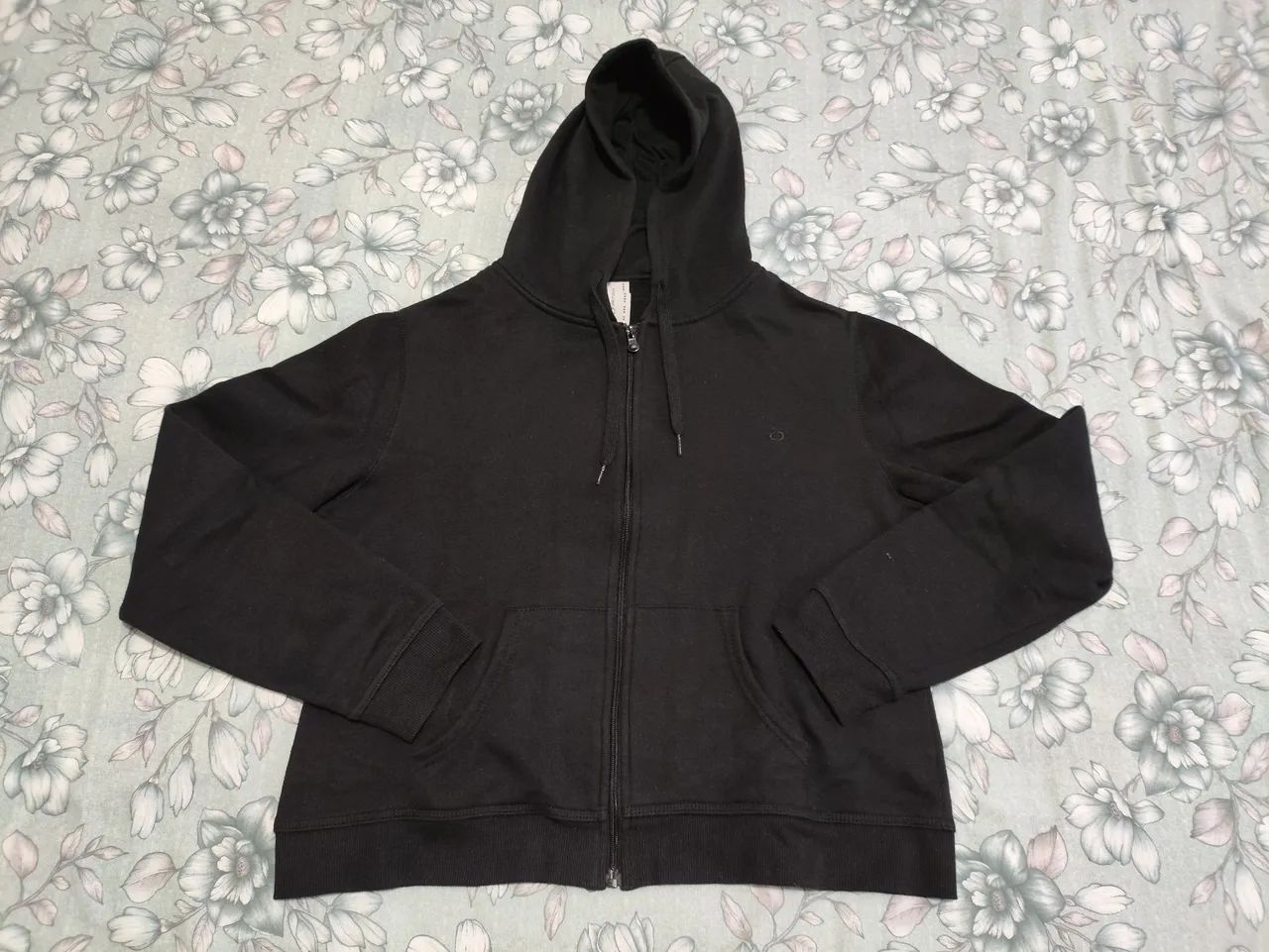 Jaqueta moletom feminino preto com capuz