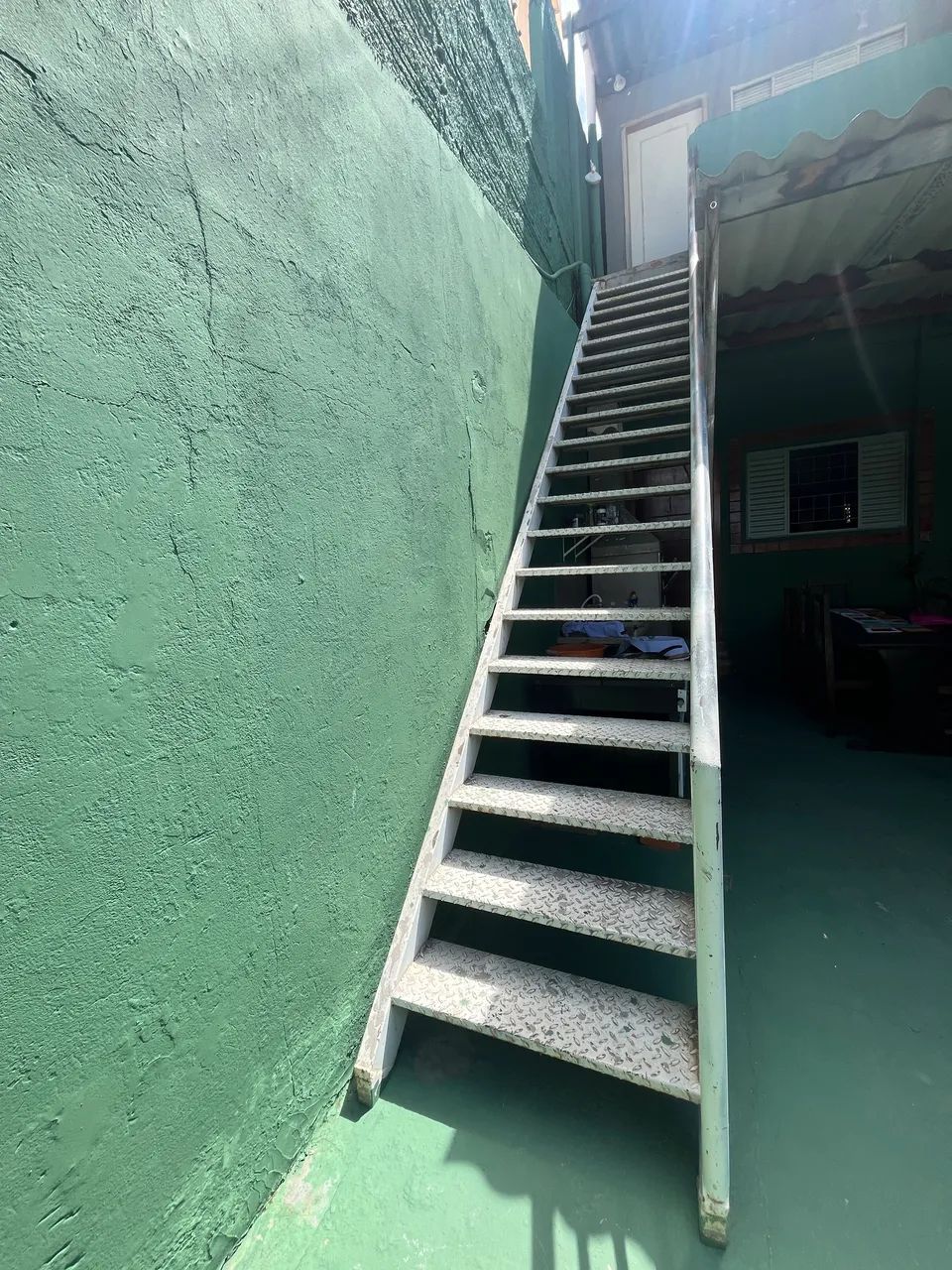 Metal Staircase with Handrail, Sturdy and Safe Structure.