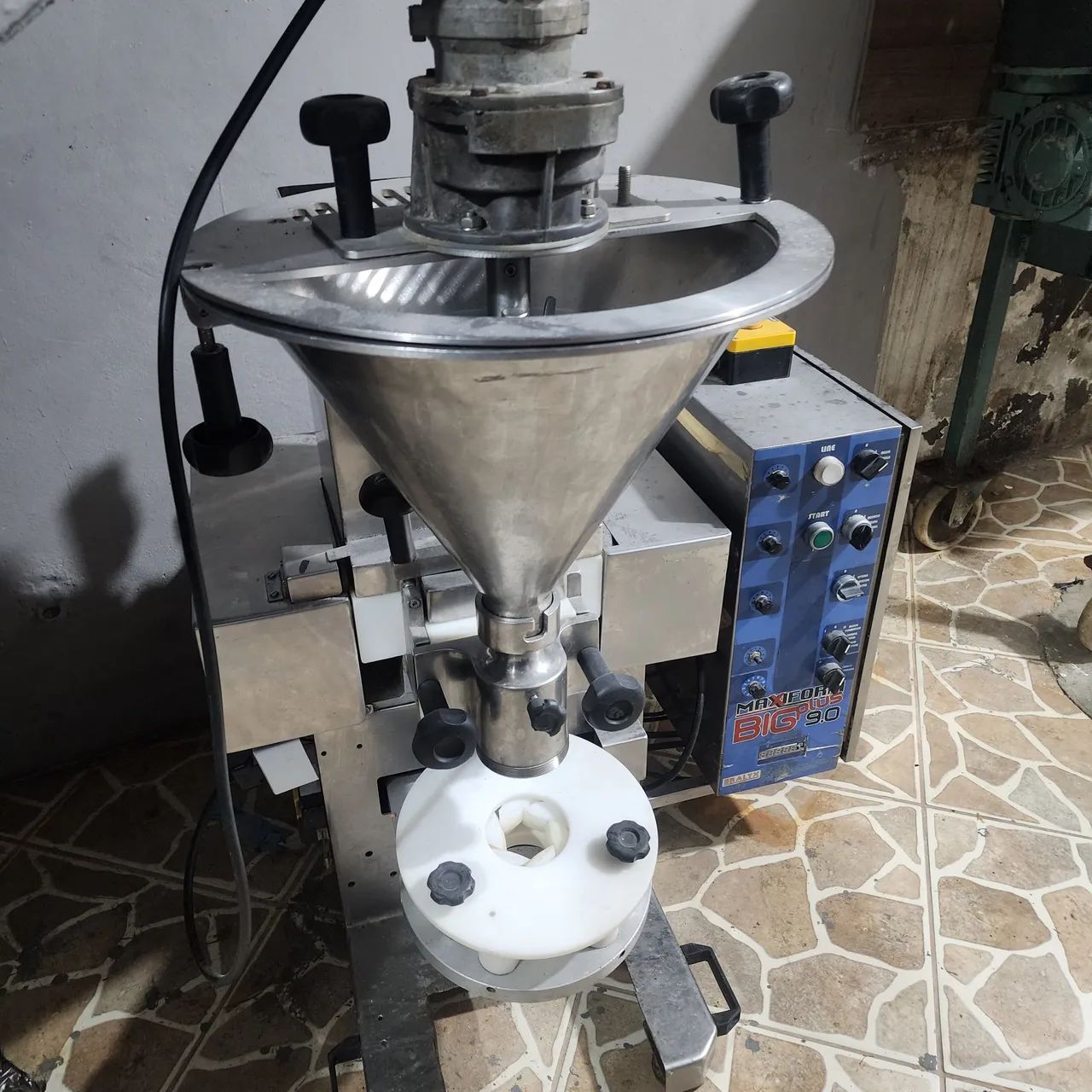 Modeladora de salgado bralyx 9.0 é masseira planetária bralyx 35 litros 