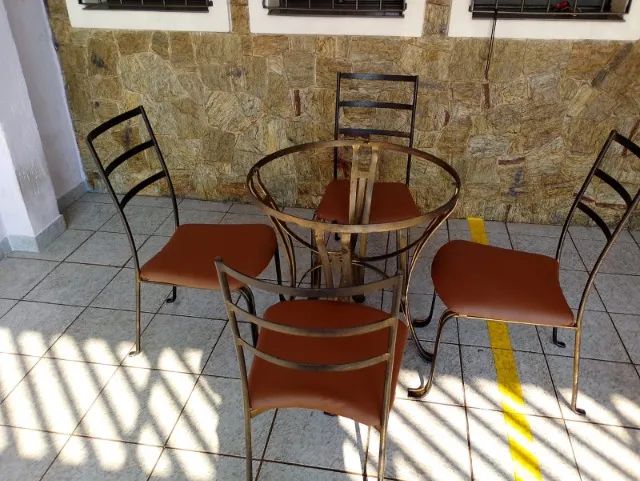 Mesa e 4 cadeiras