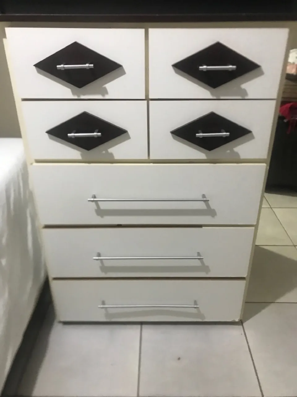 Cômoda com design moderno e amplo espaço interno