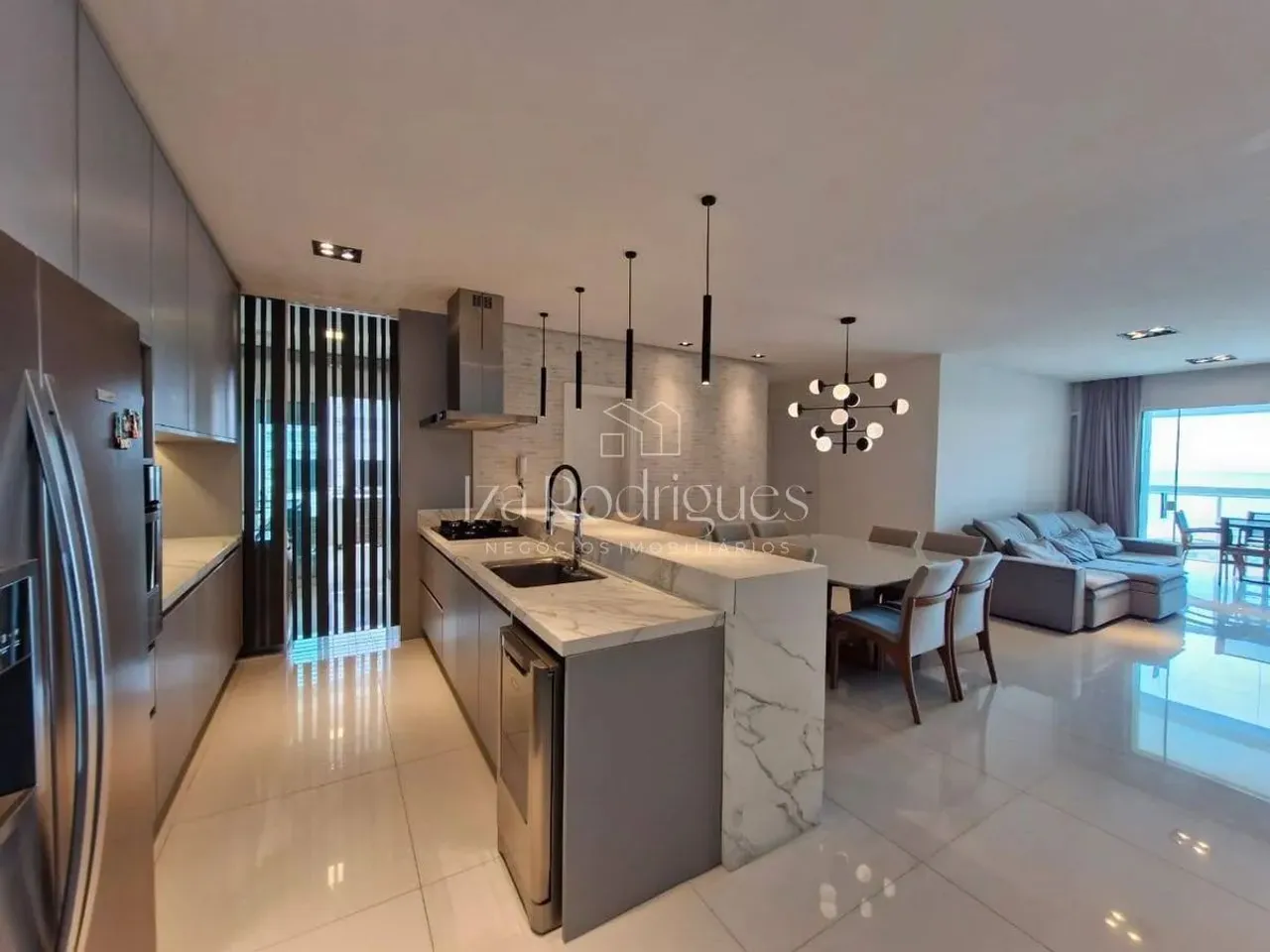 Apartamento com 3 suítes na Praia Brava.