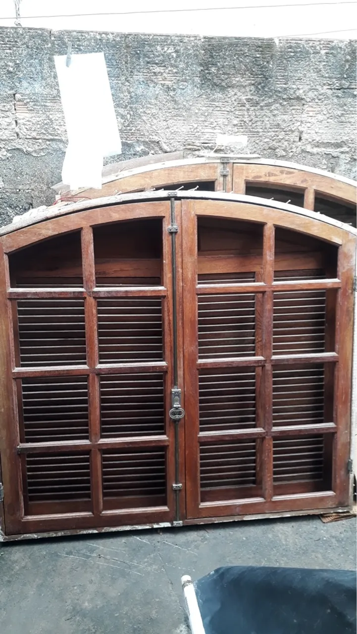 Duas Janelas Coloniais com Alizares