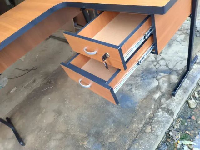 mesa mdf duas gavetas com chave - Foto 3