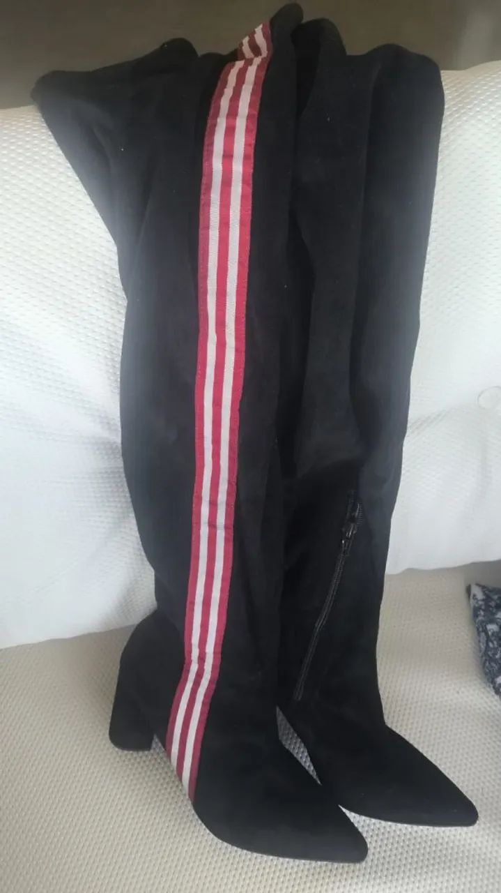 Bota cano longo preta com listras - Foto 3