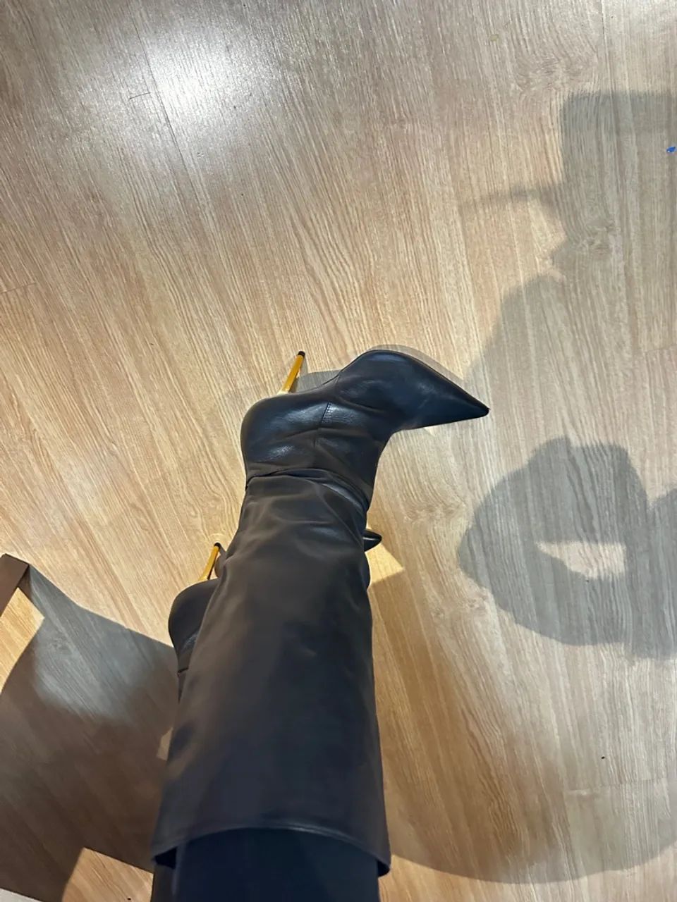 Bota de Couro Preta com Salto Dourado - Elegância e Estilo! - Foto 4