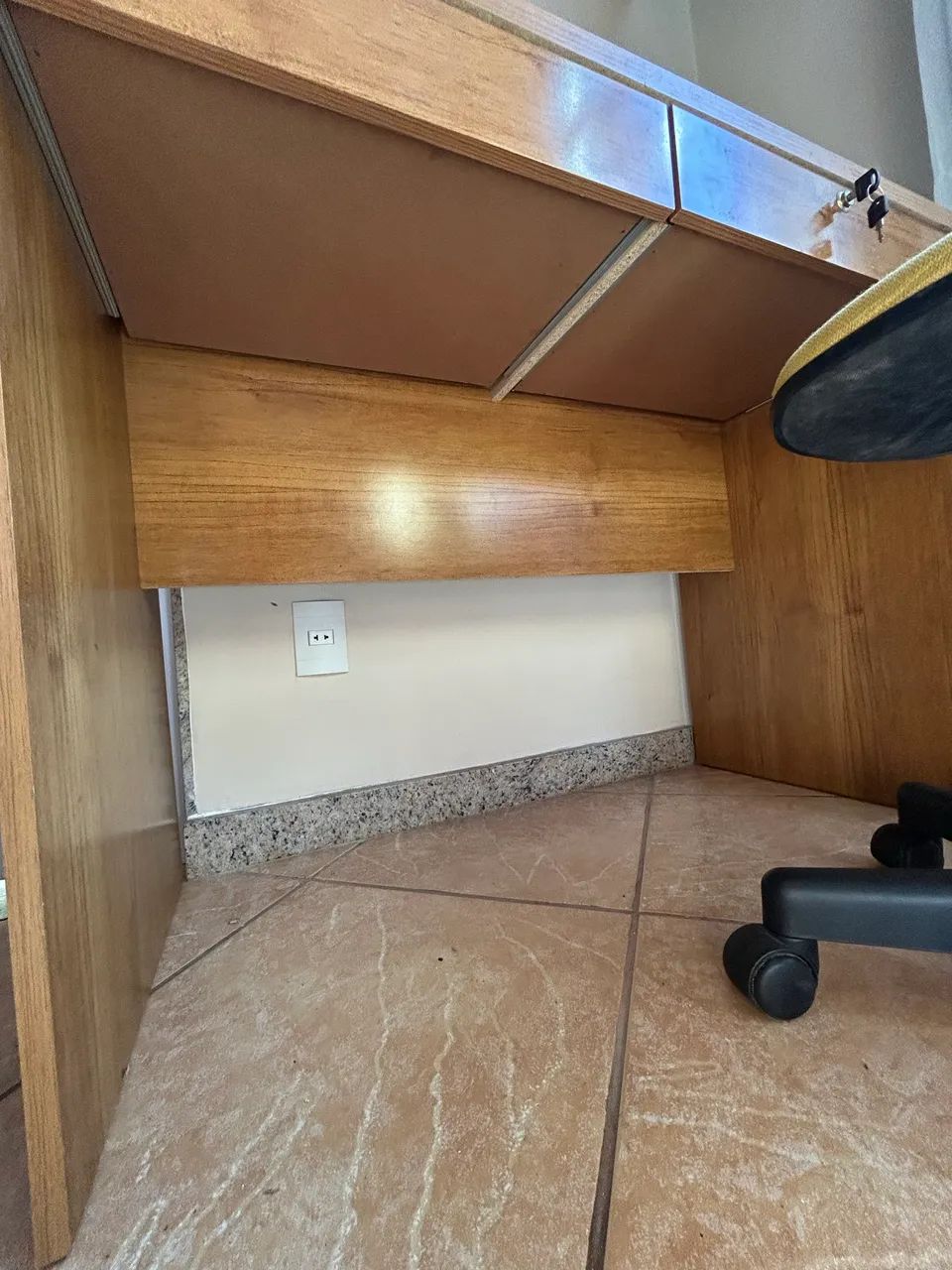 Mesa de Escritório com Gaveta e Chave + Cadeira Giratória - Foto 5