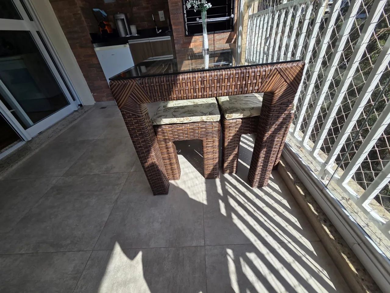 Mesa em Vime e 2 bancos - Foto 5