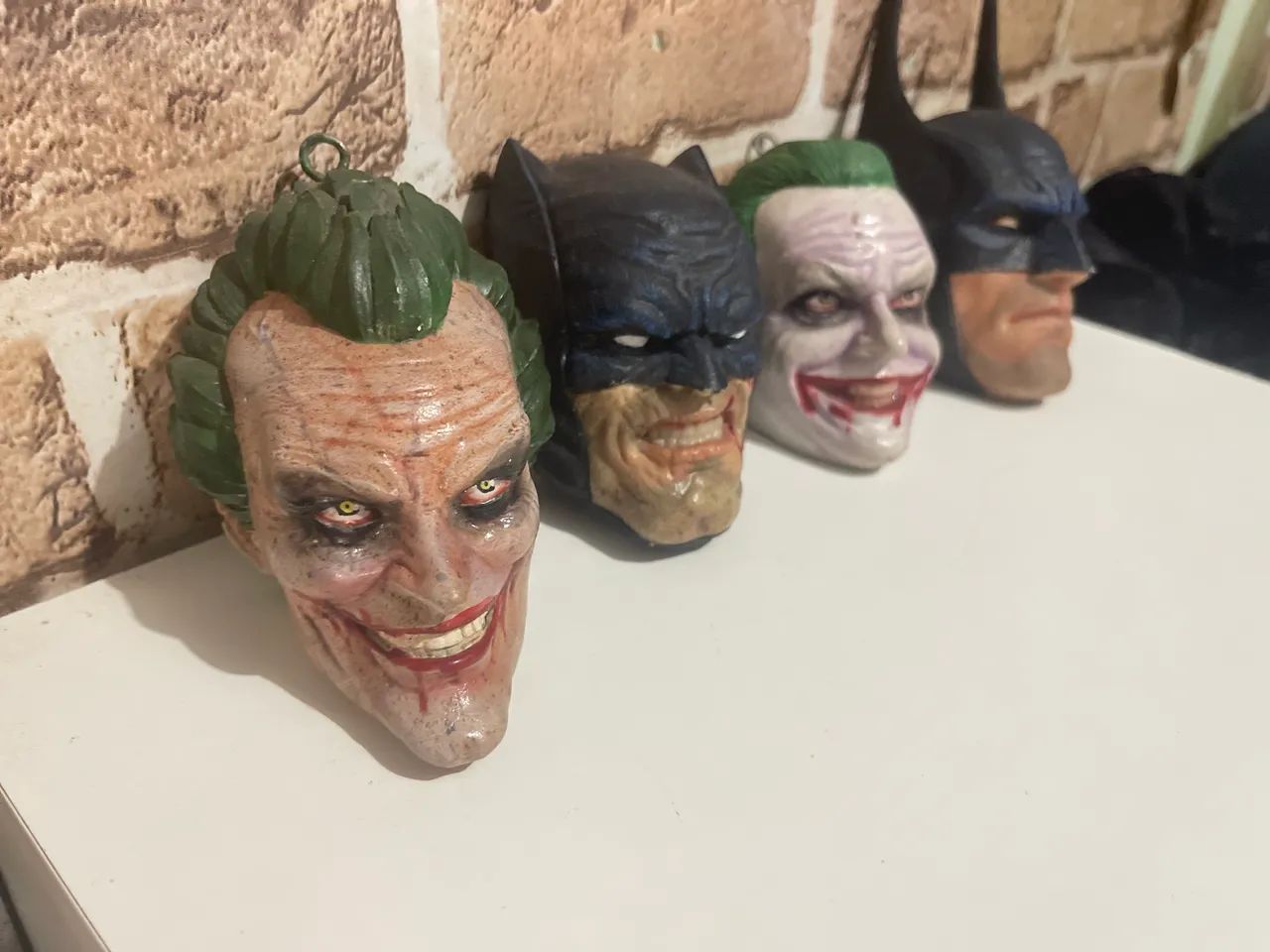 Figuras de heróis em resina 
