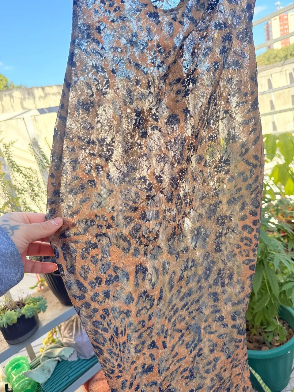 Vestido rendado estampa de onça  - Foto 4