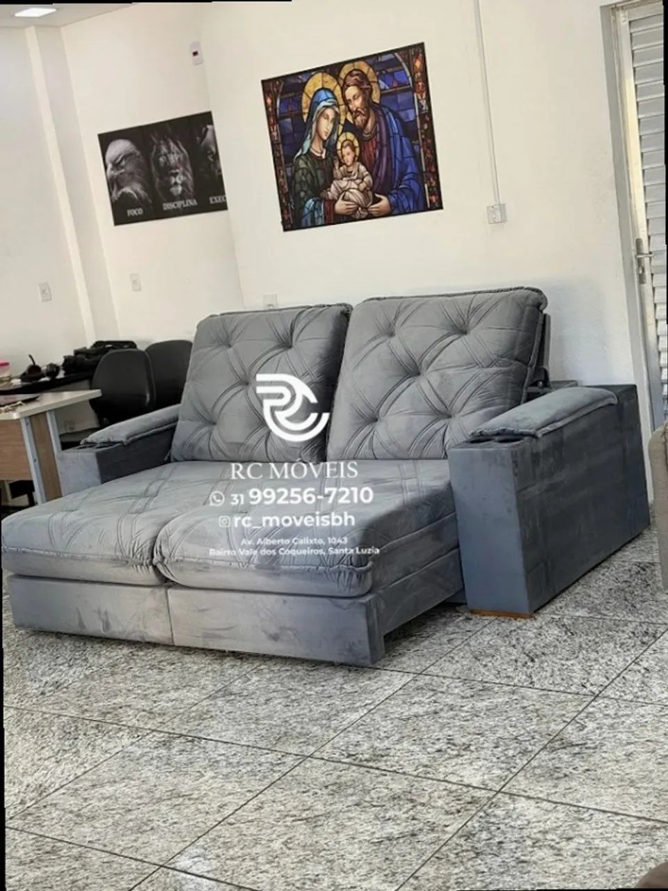 Sofá Retrátil Reclinável Cuiabá com Porta Copos D33 Molas Ensacadas - Foto 2